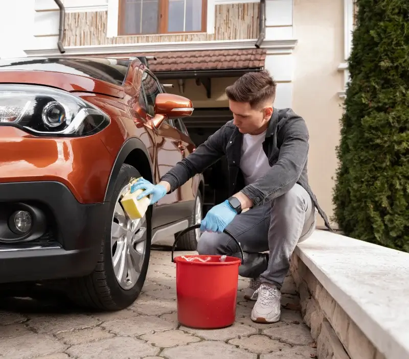 Lavage auto à domicile Roumégoux : professionnel intervenant sur un véhicule